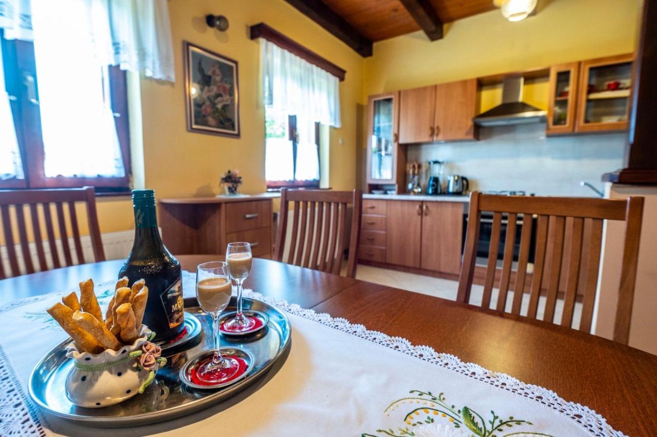 Holiday Home Mare Near River Карловаць Екстер'єр фото