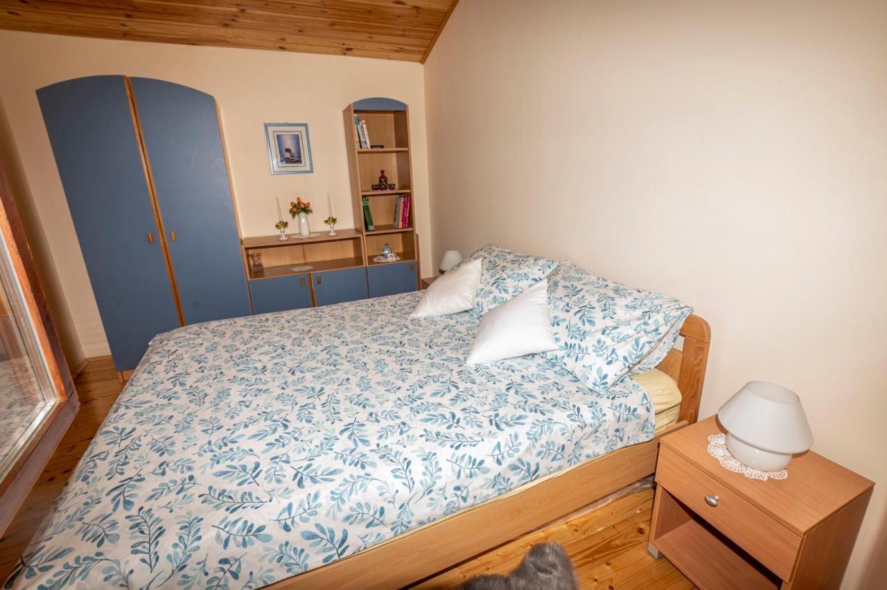 Holiday Home Mare Near River Карловаць Екстер'єр фото